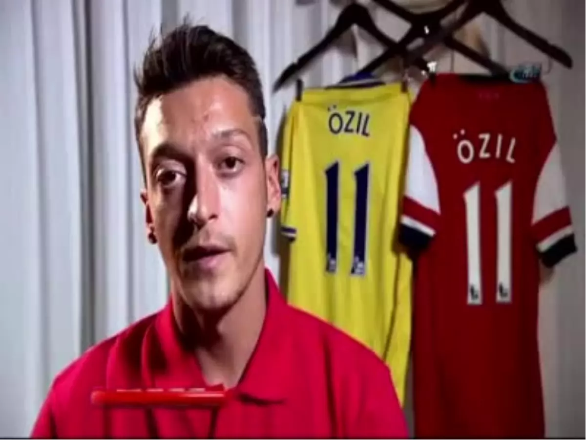 Mesut Özil, Arsenal Formasıyla İlk Pozlarını Verdi