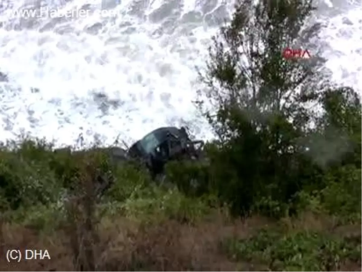 Otomobille Yuvarlandığı Uçurumu Yürüyerek Çıktı