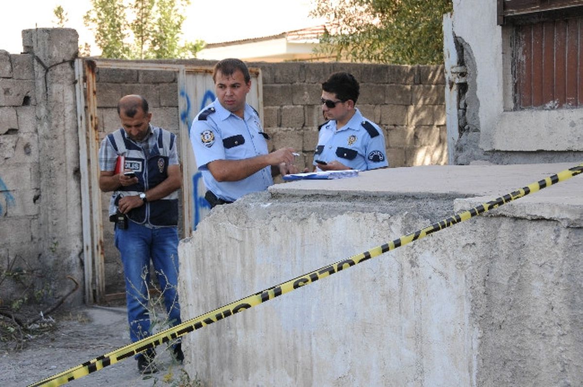 Polis Memuru Kazara Kendisini Yaraladı