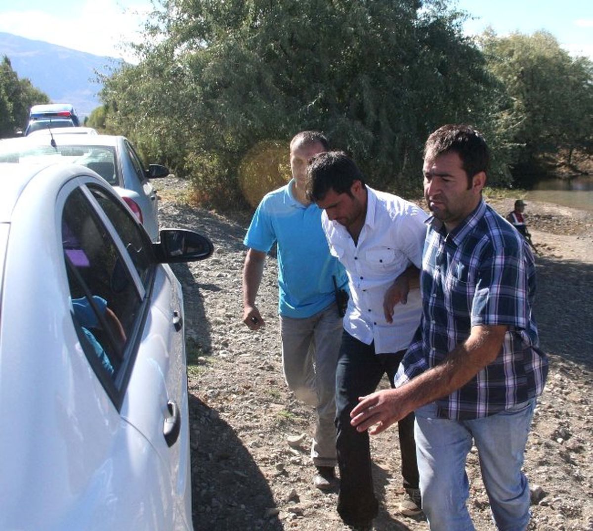 Polislerden Kaçarken Gölete Saplandı