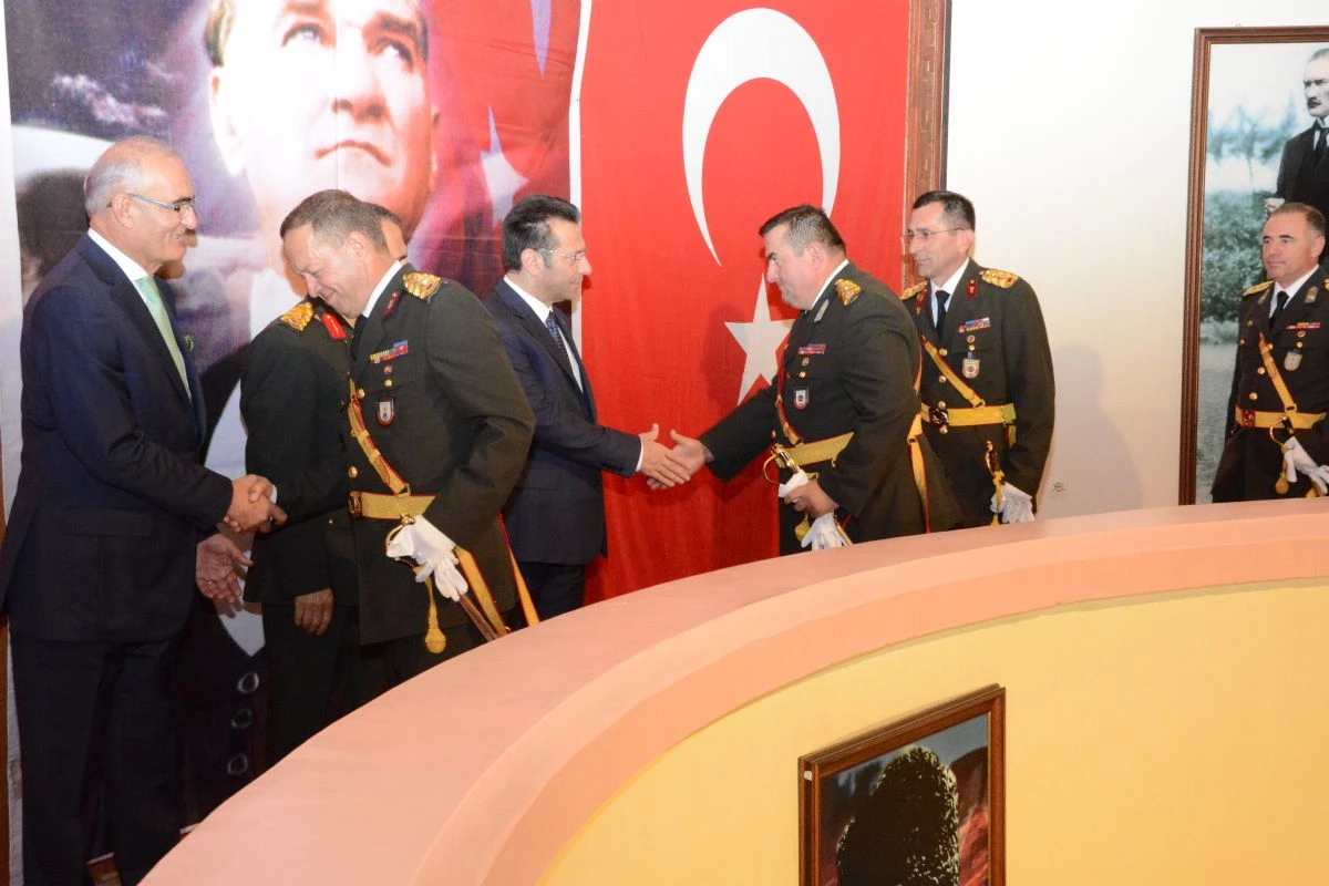 Vali Aksoy \'Yaşayan Atatürk Salonu\'nda Tebrikleri Kabul Etti