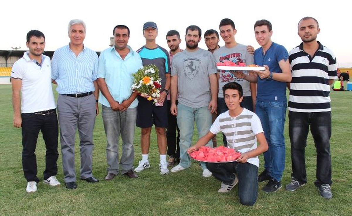 Yeni Diyarbakırspor Taraftarlarından Büyükşehir Belediyespor\'a Destek