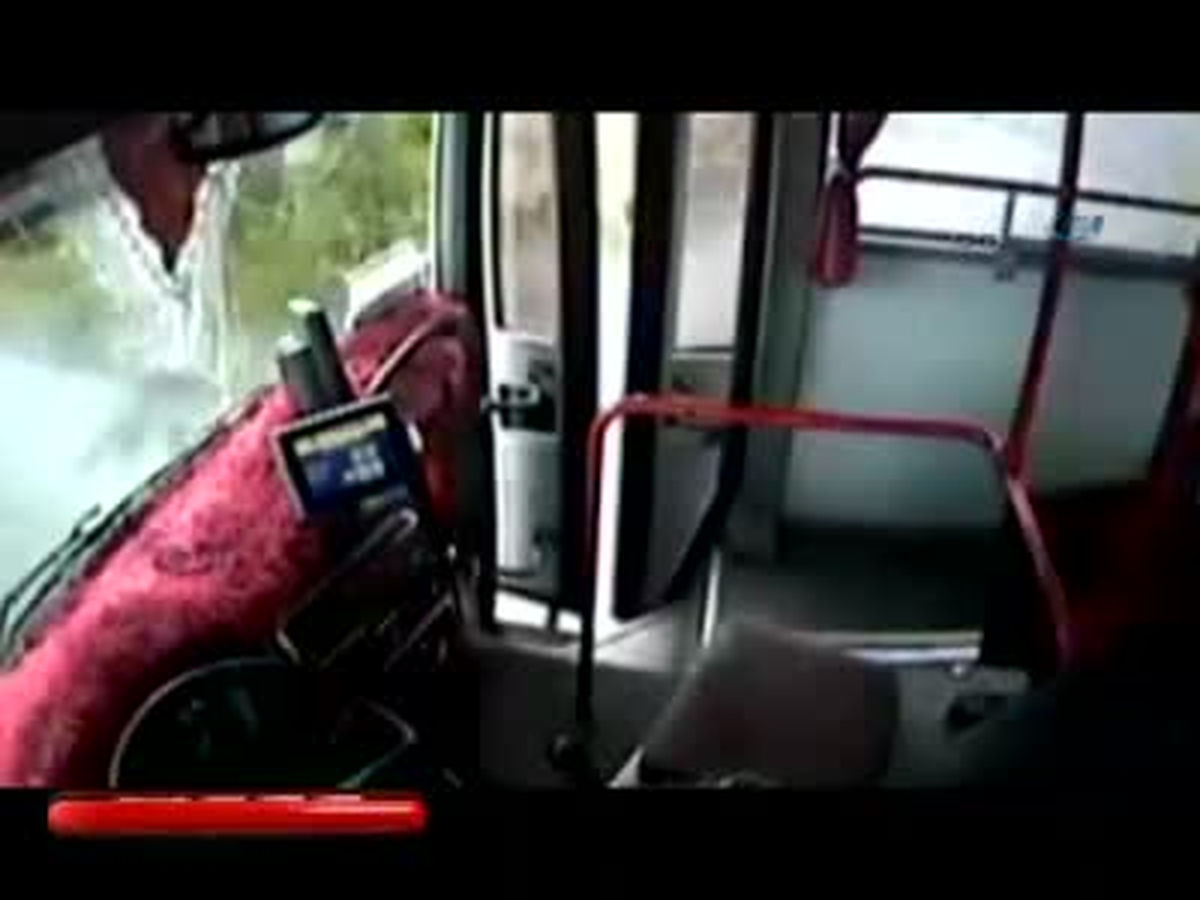 Zonguldak\'ta Tır Otobüse Çarptı, Panik Anı Kameralara Yansıdı