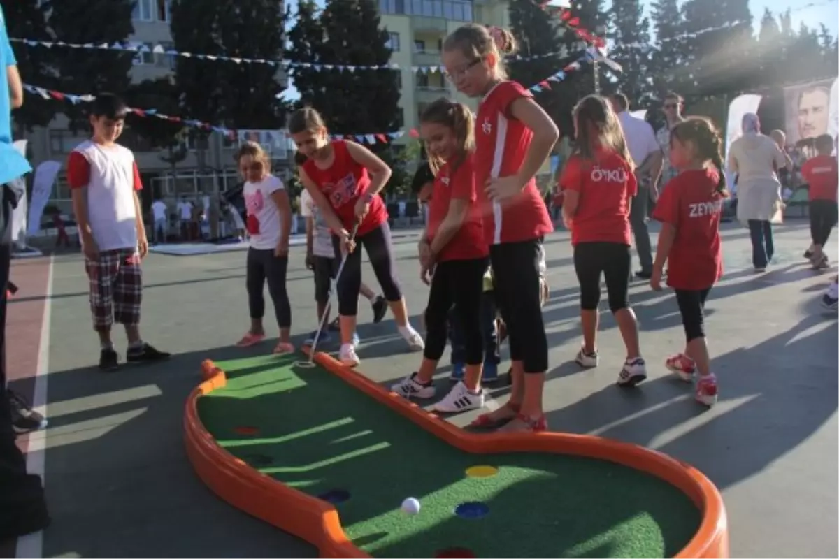 Atatürk Yüzme Havuzu Önü Görülmeye Değerdi