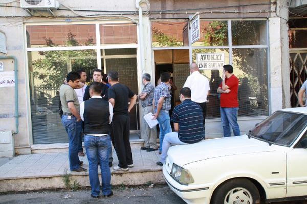 Avukat Ofisinde Tabancayla İntihar Etti