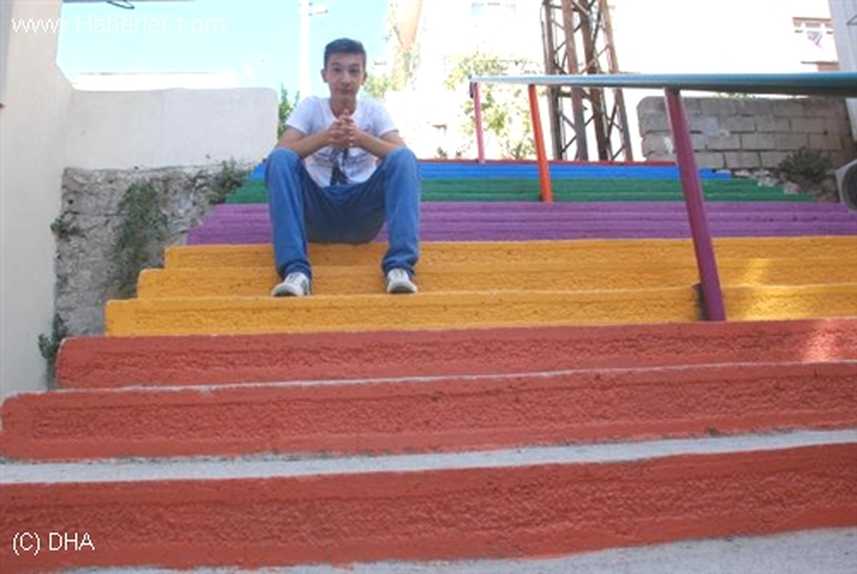 Aydın\'da Merdivenler Boyanıyor