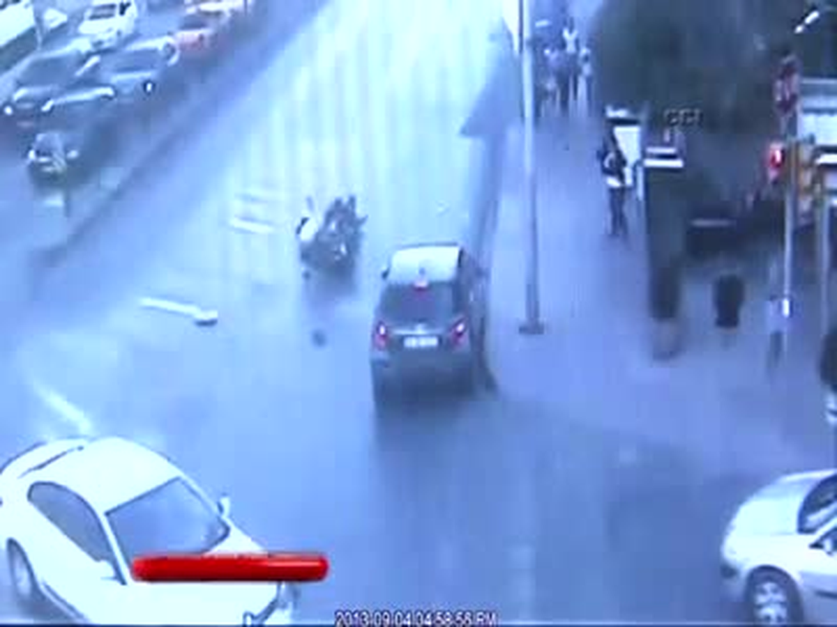 Beşiktaş\'ta Kaza Yapan Gençler Motosikletten Fırladı