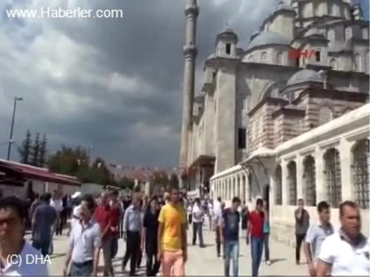 Fatih Camii\'nde Cuma Sonrası Gerginlik