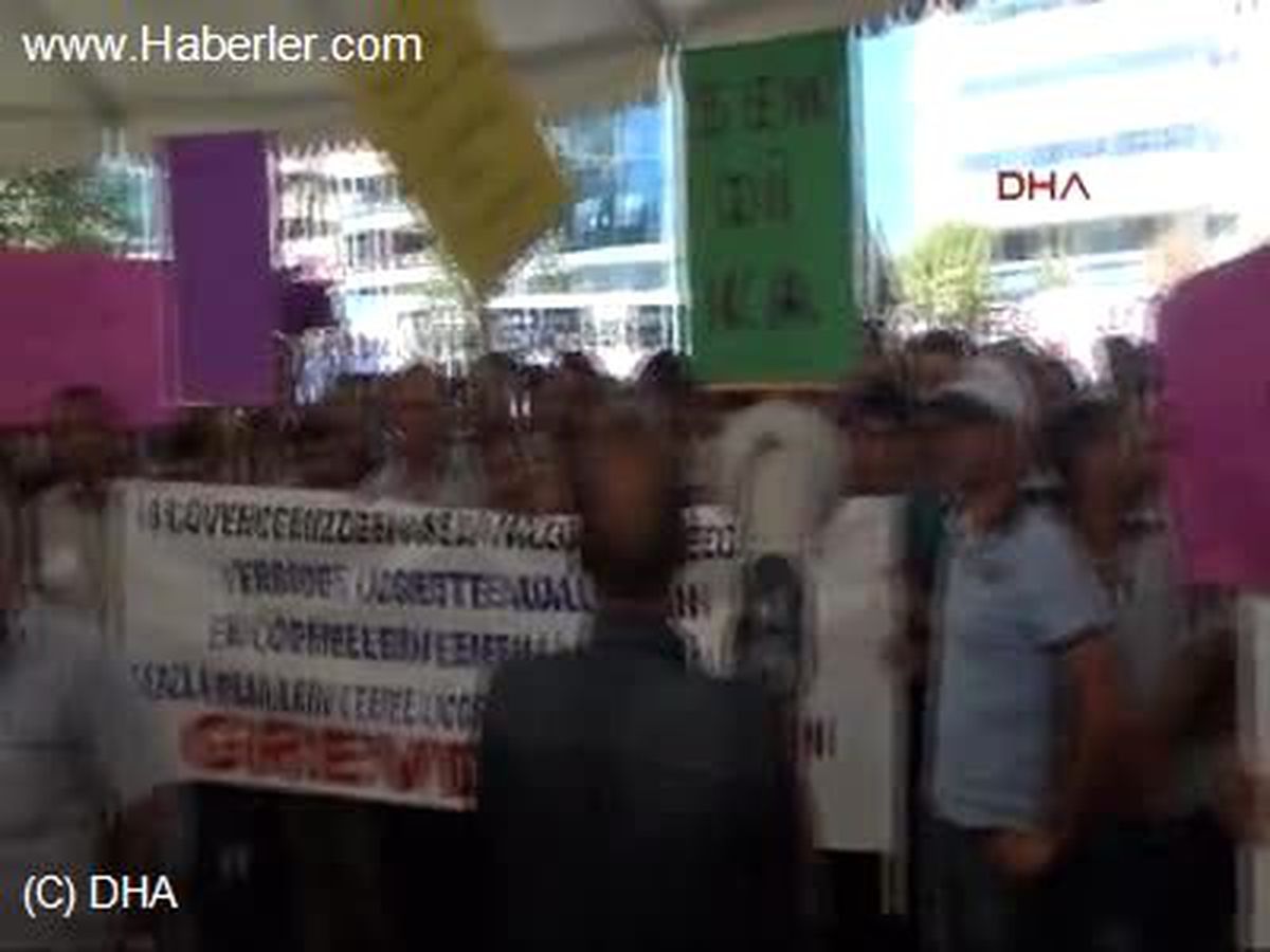 Grevdeki İşçilerden Davul Zurnalı Eylem