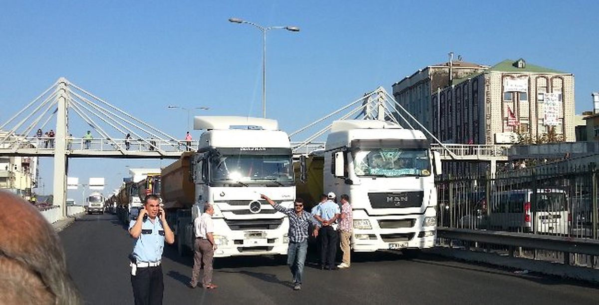 Kamyoncular Şile Otobanını Trafiğe Kapattı