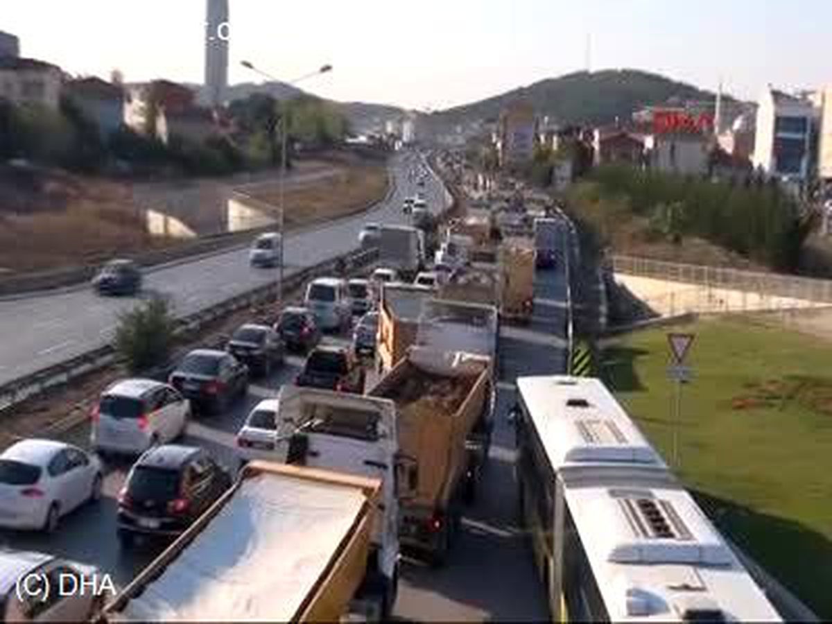 Kamyoncular Şile Yolu\'nu Trafiğe Kapattı