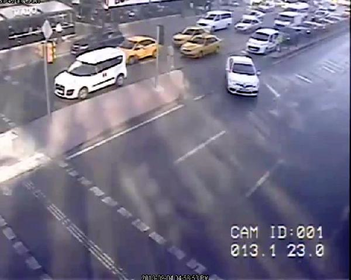 Kendi Acısını Unuttu Kız Arkadaşının Yardımına Koştu