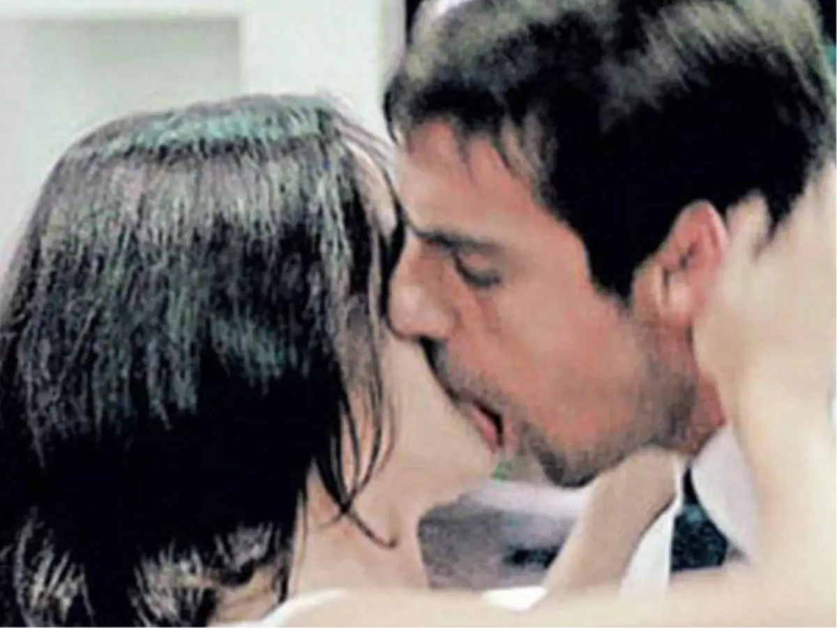 Merhamet Dizisine Damga Vuracak Öpüşme