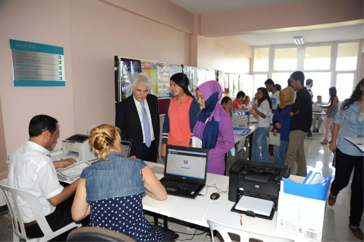 Rektör Alkan Yeni Öğrencilerin Kayıt Heyecanına Ortak Oldu