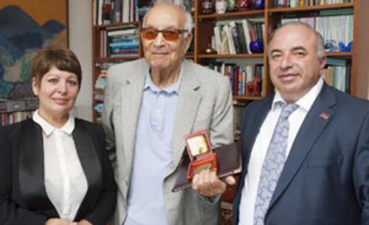 Yaşar Kemal Fransa\'dan Sonra Ermanistan\'ın Nişanını da Aldı