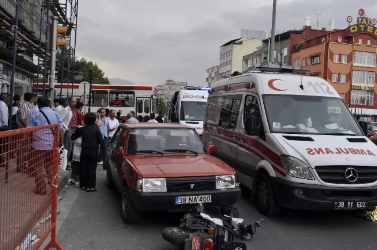 Yoğunburç Kavşağında Kaza, 4 Yaralı