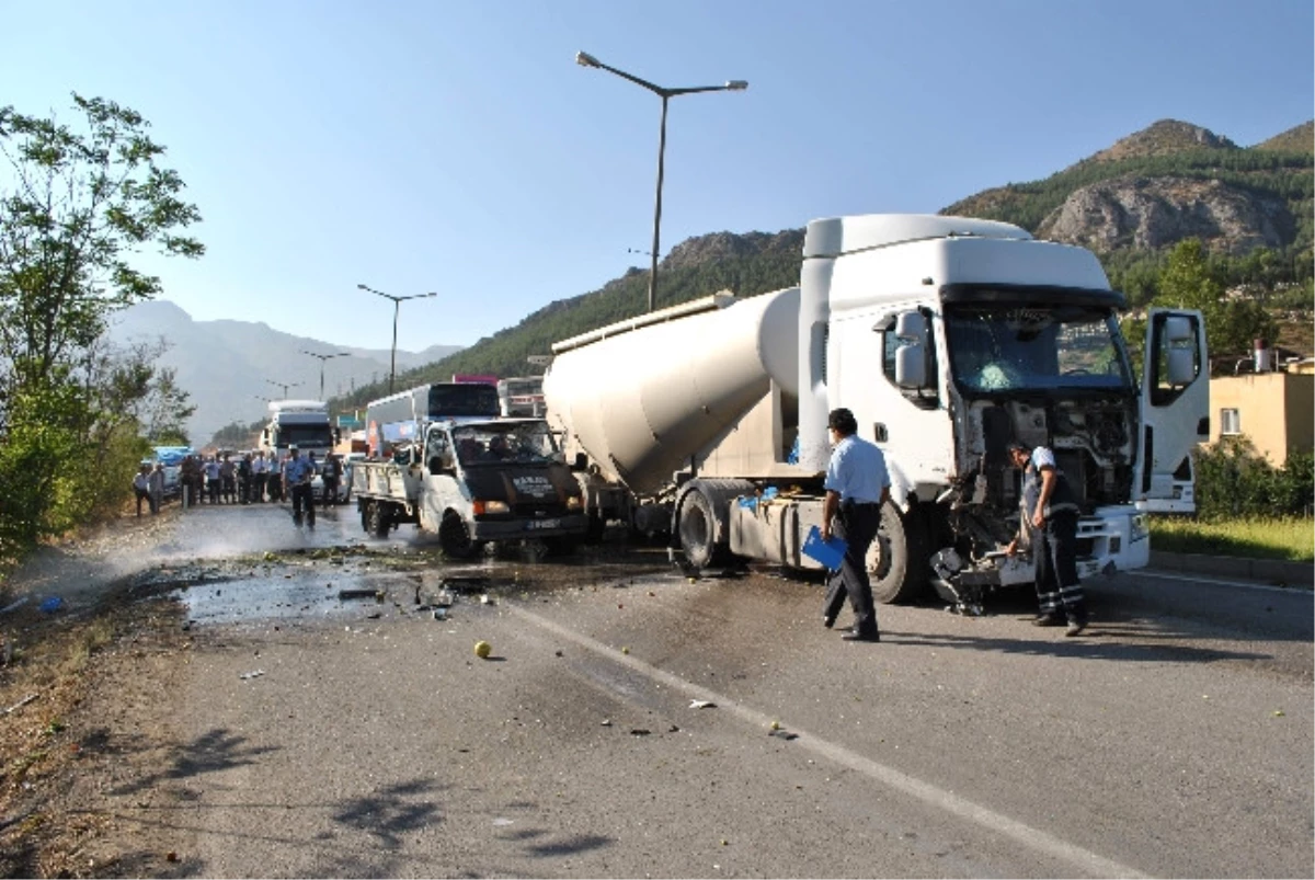 Amasya\'da Tankerle Kamyonet Çarpıştı: 1 Yaralı