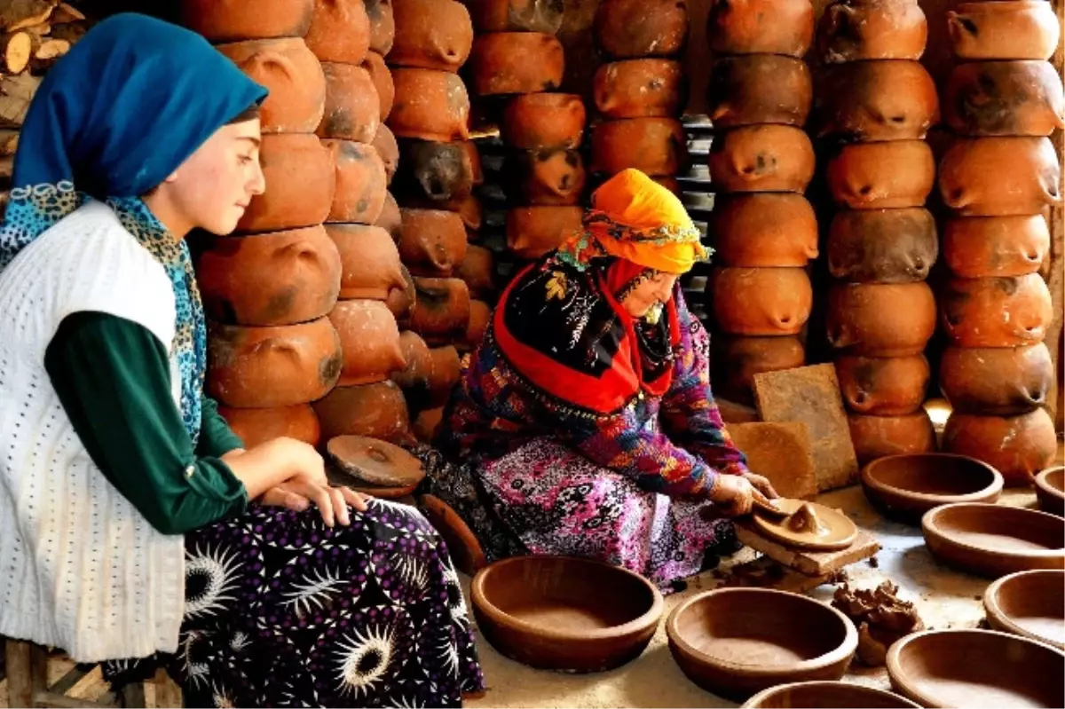 Çamur, Usta Ellerde Hayat Buluyor