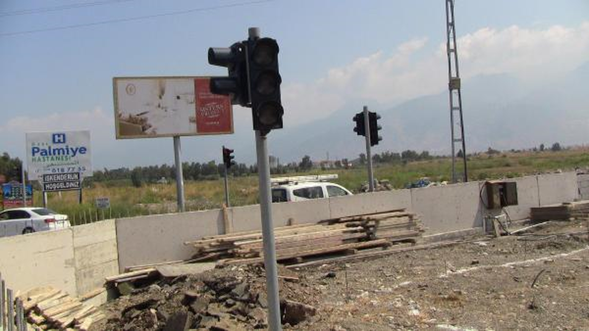 Duvarın Arkasında Trafik Işığı