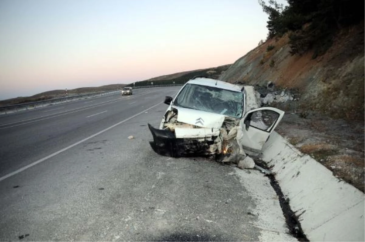 Kontrolden Çıkan Araç, Duvara Çarptı: 3 Ölü