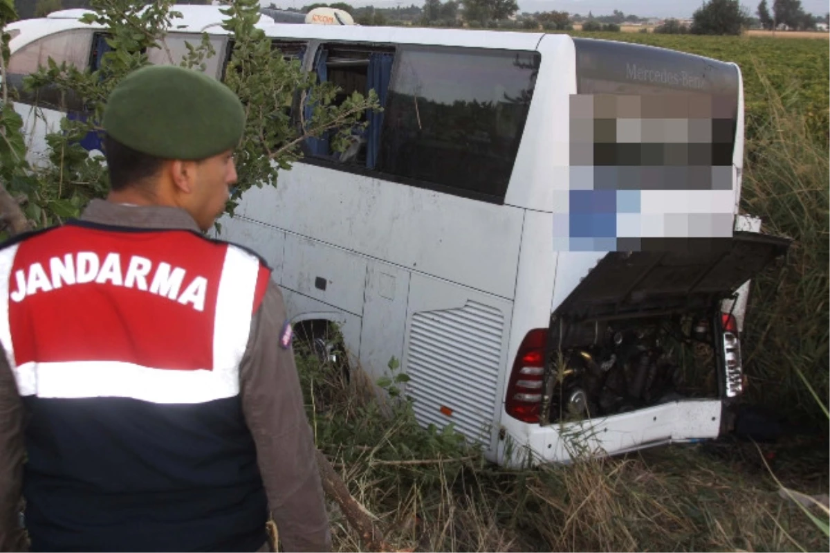 Manisa\'da Yolcu Otobüsü Kanala Yuvarlandı: 46 Yaralı
