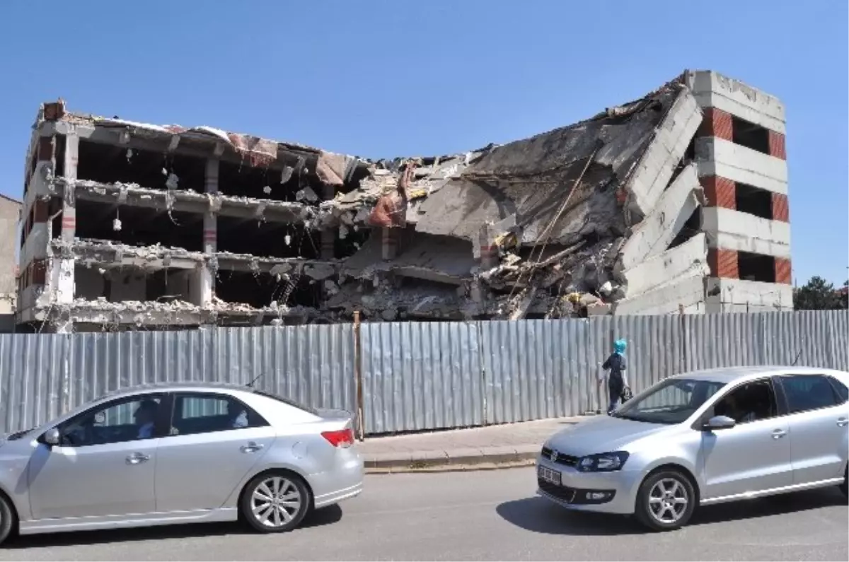 Öz Güven Tesislerinin Yıkımına Başlandı