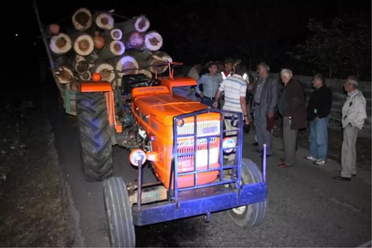 Traktörle Çarpışan Motosikletin Sürücüsü Öldü