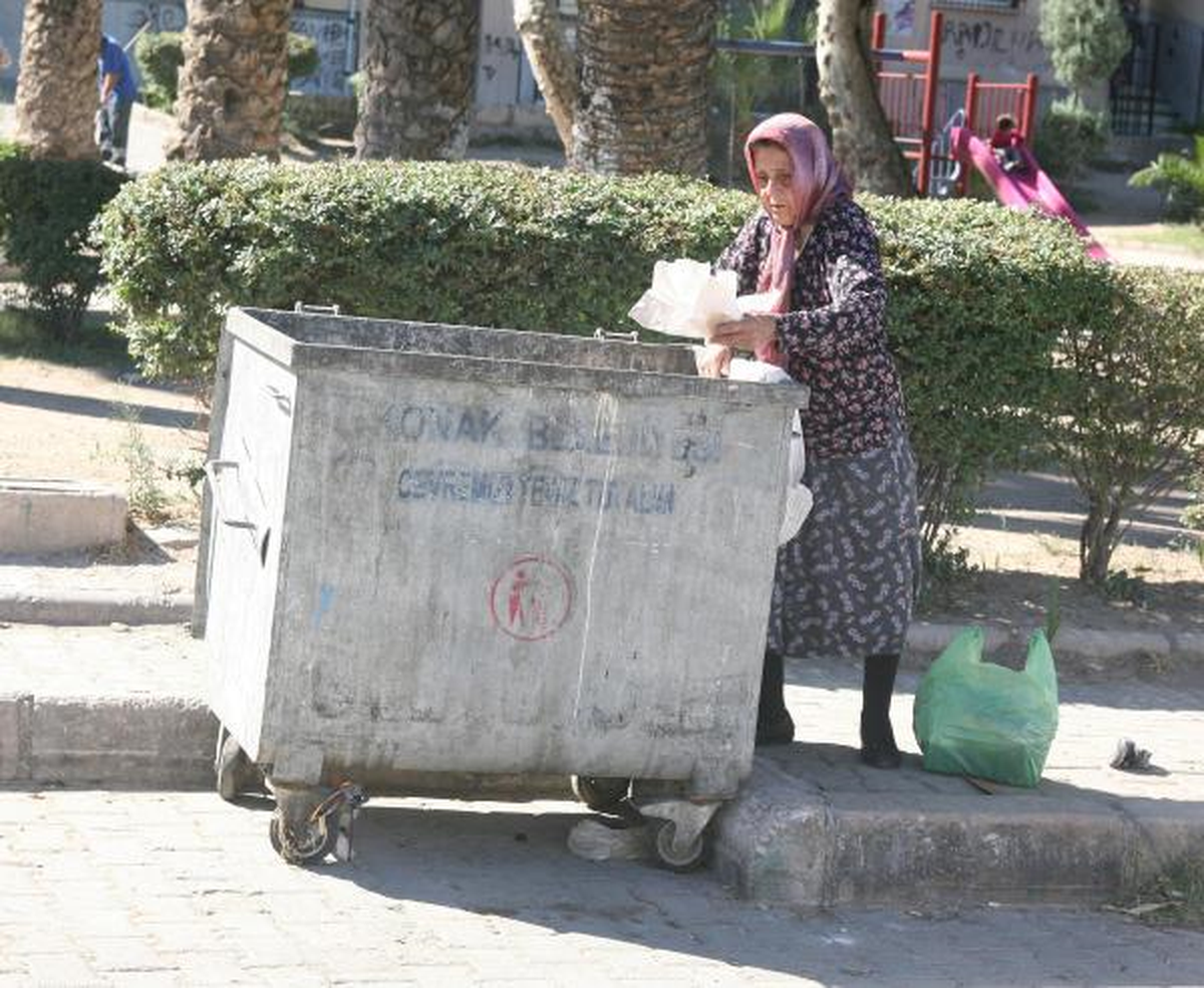 Çöpten Ekmek Toplayan Kadın: Çarem Yok