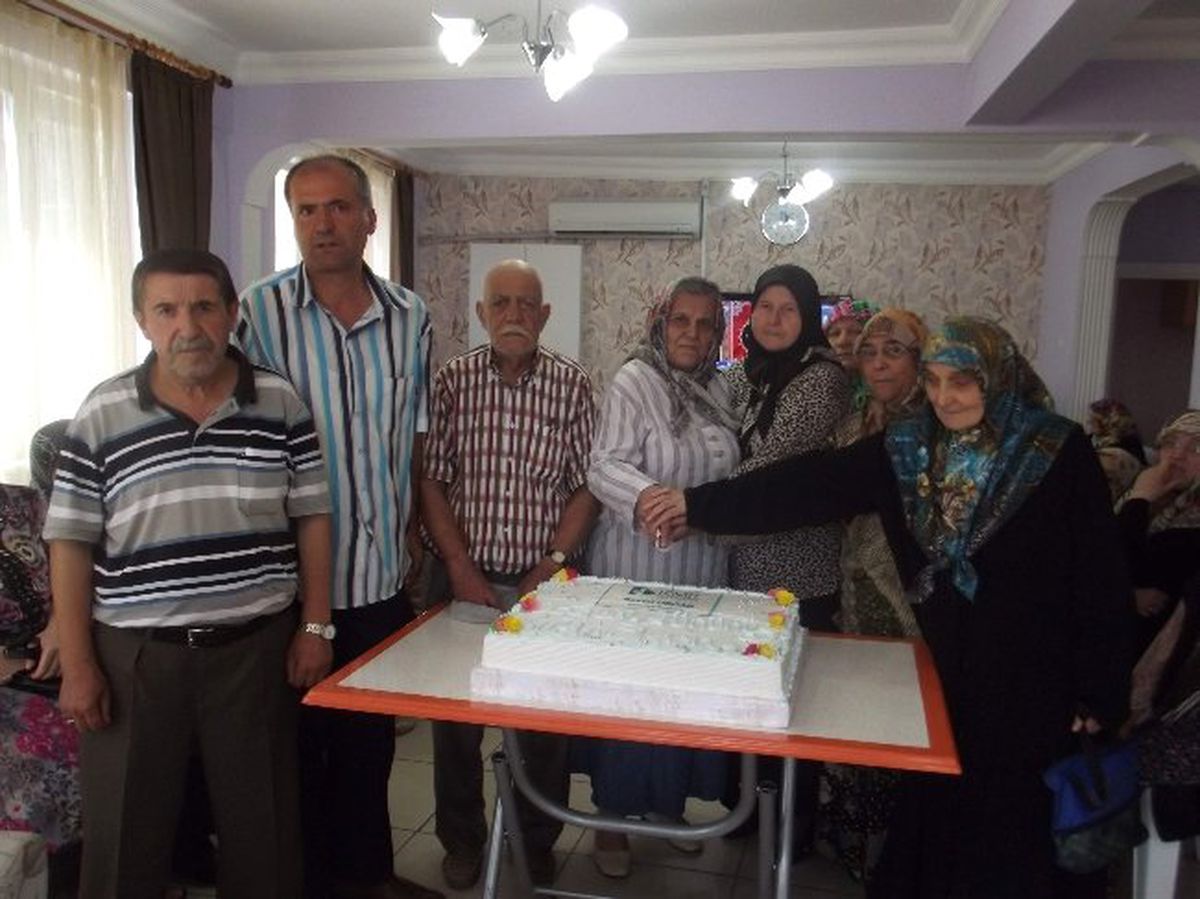 Emekliler İzmit\'te Doğum Günlerini Birlikte Kutluyor