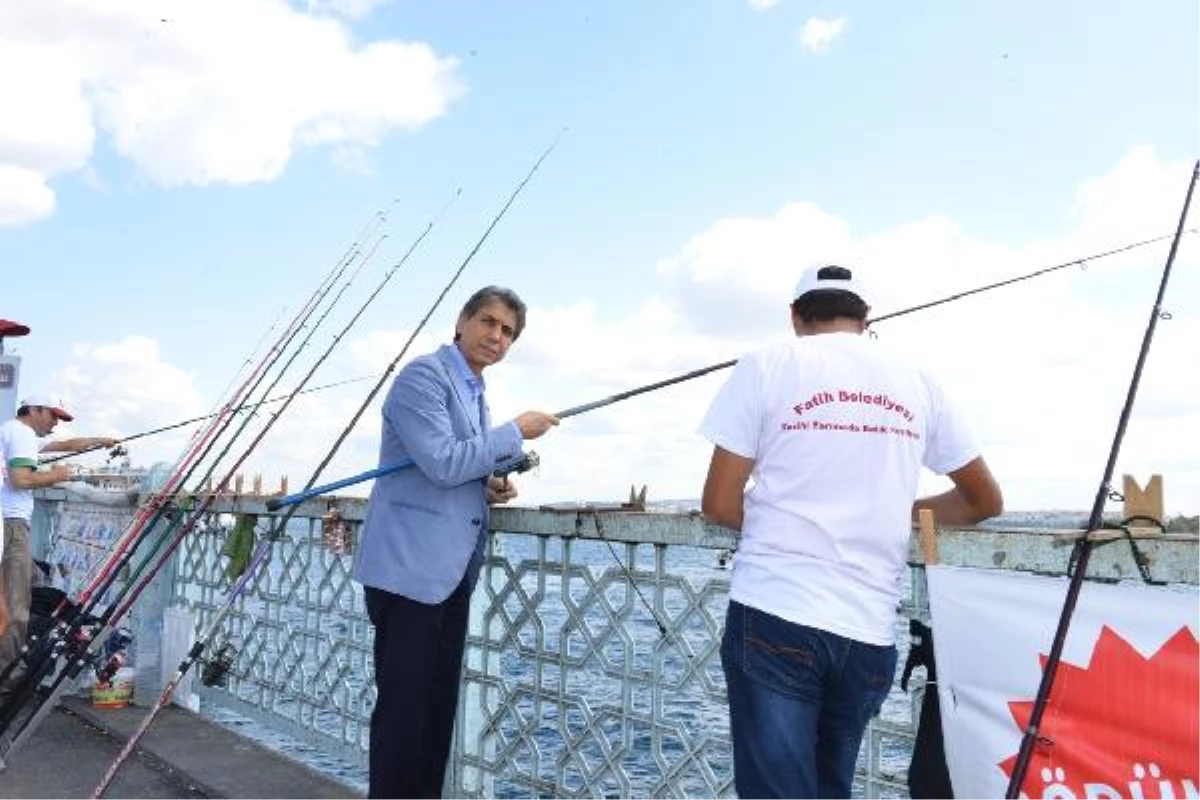 Galata Köprüsü\'nde Balık Tutma Yarışması