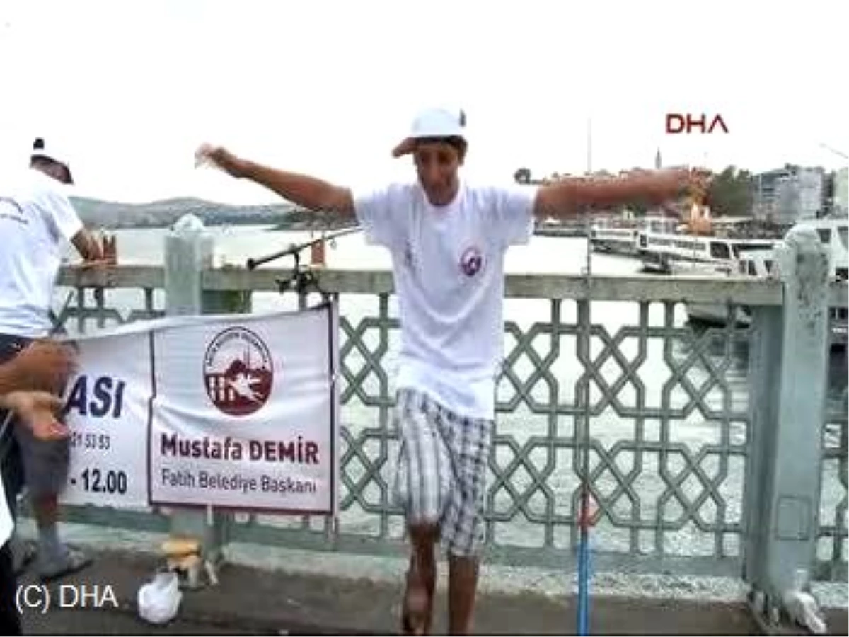 Galata Köprüsünde Balık Tutma Yarışması