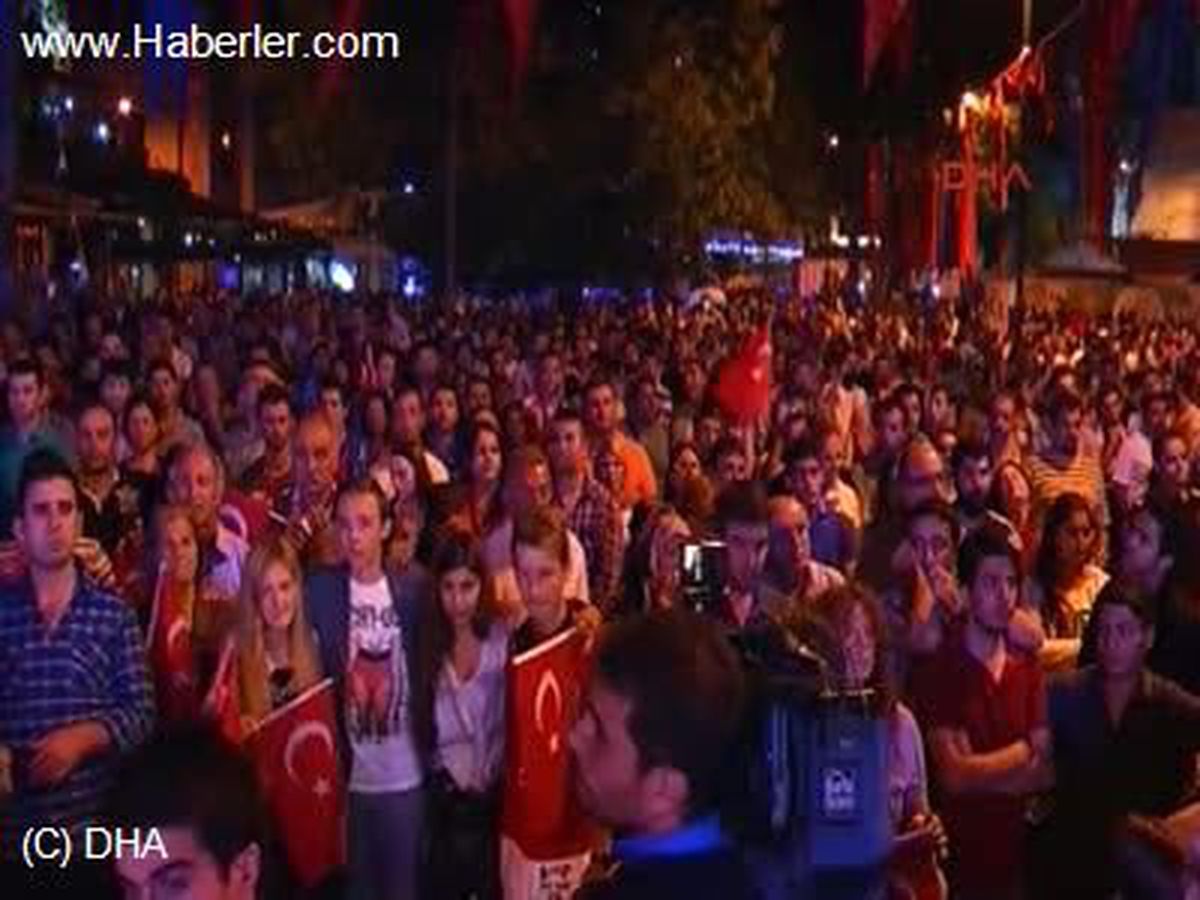 * İstanbul\'un Çeşitli Semtlerinde Kurulan Sinevizyonlarda Vatandaşlar Final Oylaması Heyecanını...