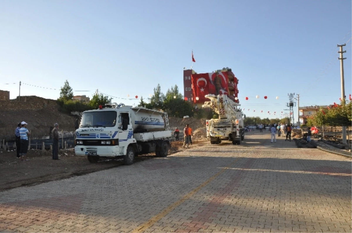 Kur\'an Kursu ve Cami Açılışında Evler Türk Bayraklarıyla Süslendi