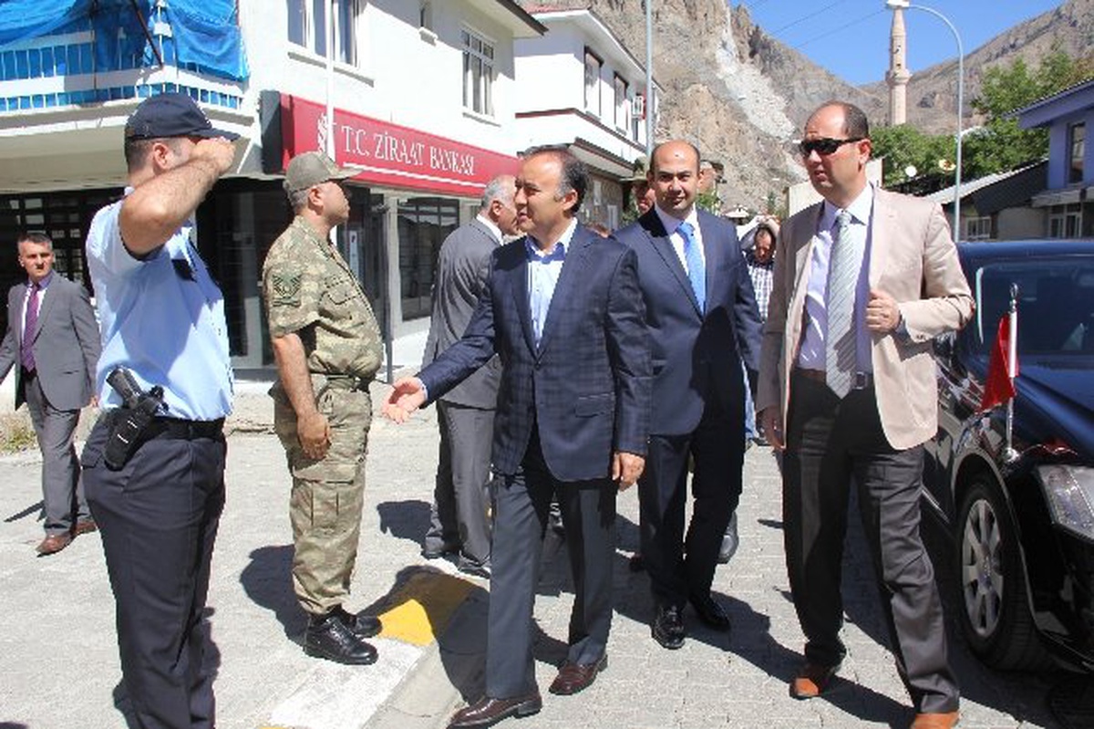 Vali Altıparmak, Uzundere\'de İncelemelerde Bulundu
