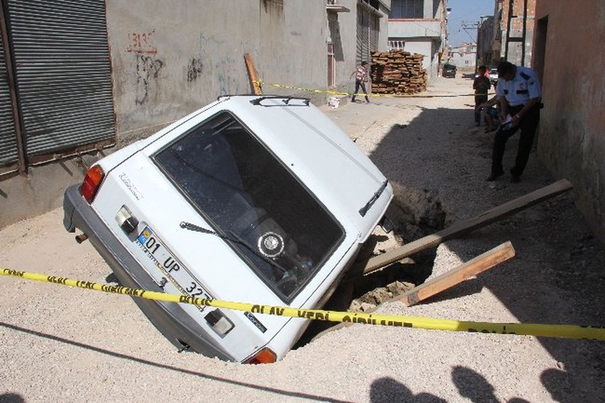 Yol Çöktü Otomobil Çukura Düştü