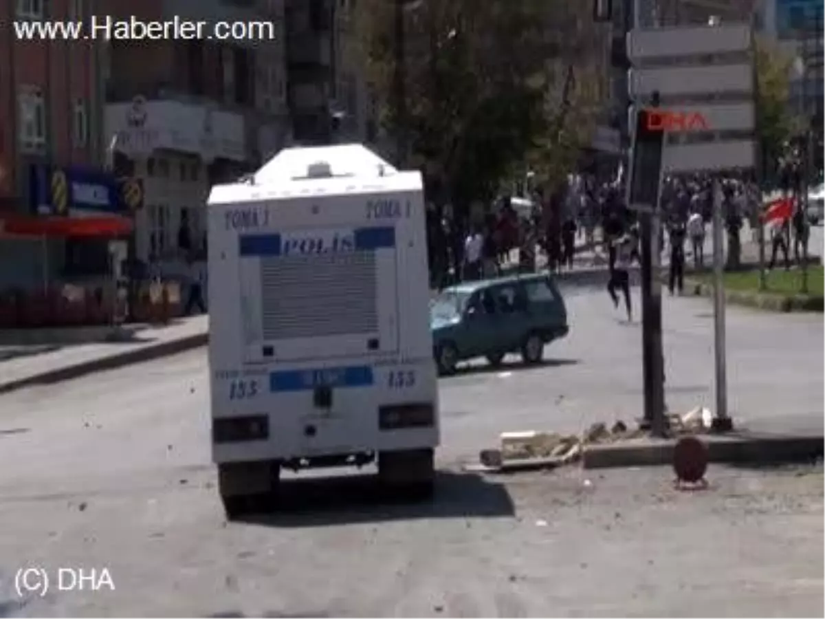 Yola Barikat Kurup Taş Atan Gruba Polis Tazyikli Su ve Gaz Bombası ile Müdahale Etti