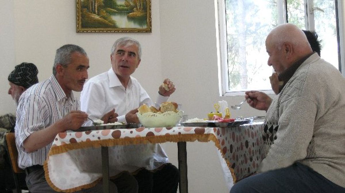 Başkan Yenihan\'dan Huzurevi Ziyareti