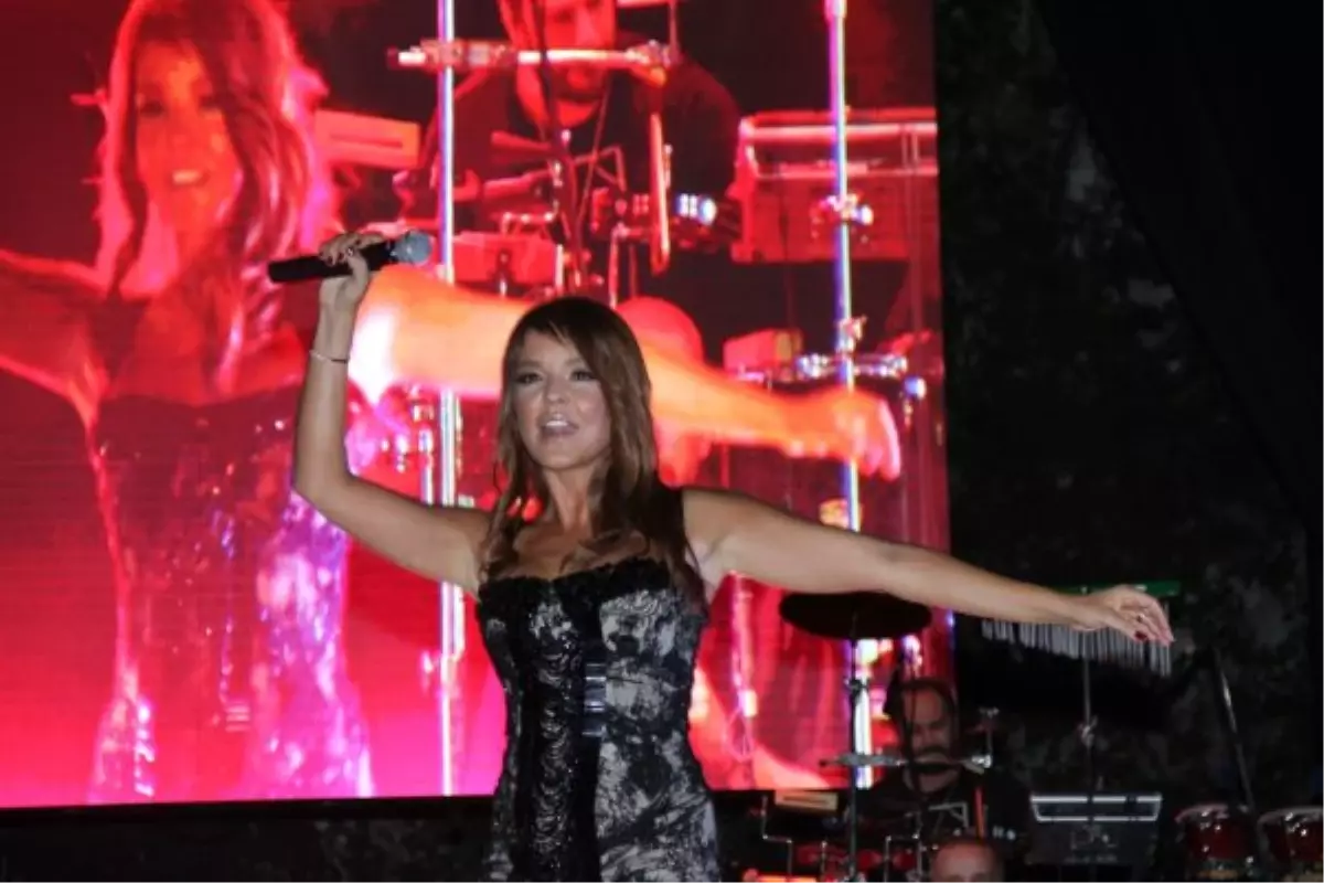 Bengü, Bakırköy Kültür ve Sanat Festivali'nde Sahneye Çıktı