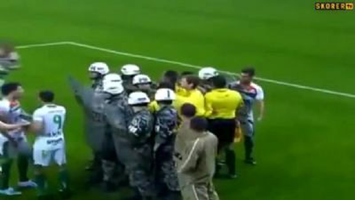 Brezilya Ligi\'nde Penaltı Yeri Yüzünden Kavga Çıktı