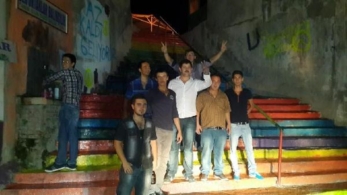 CHP Gökkuşağı Rengine Boyadı, AK Parti\'li Belediye Griye Çevirdi
