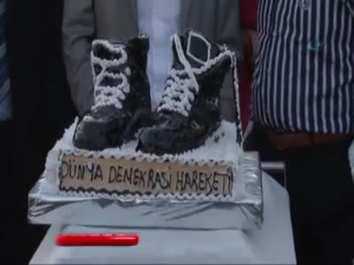 CHP\'nin 90. Yılına \'Asker Postallı\' Protesto