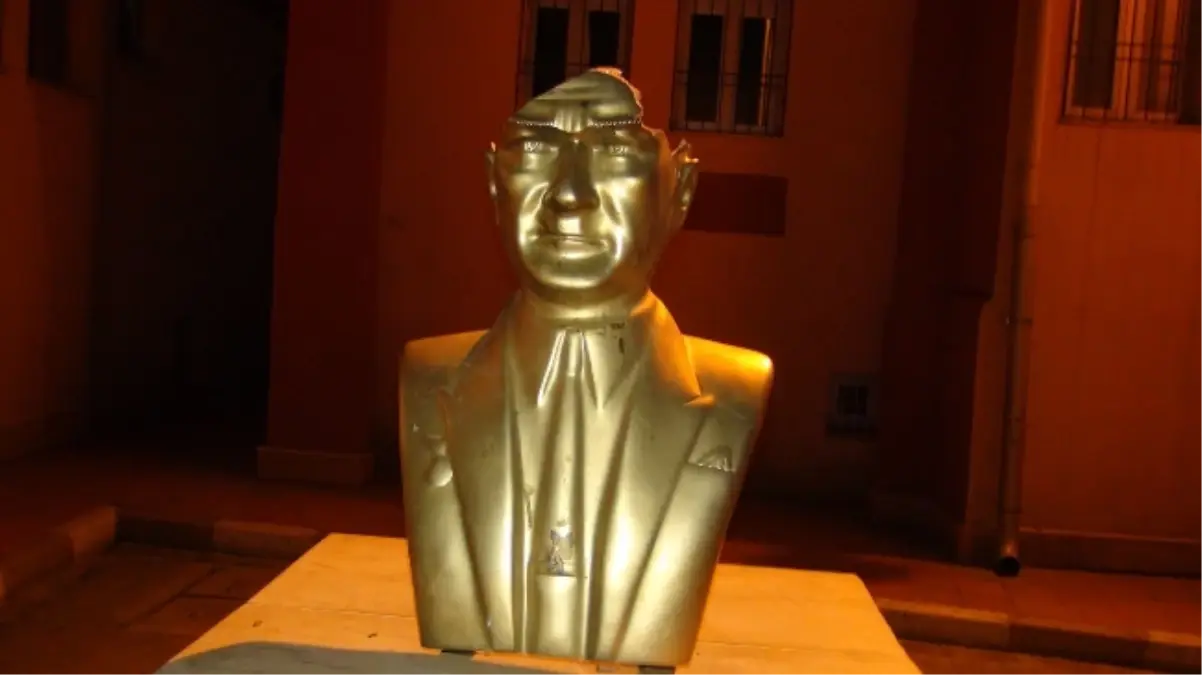 Çocukların Yaramazlığı, Atatürk Büstüne Zarar Verdi