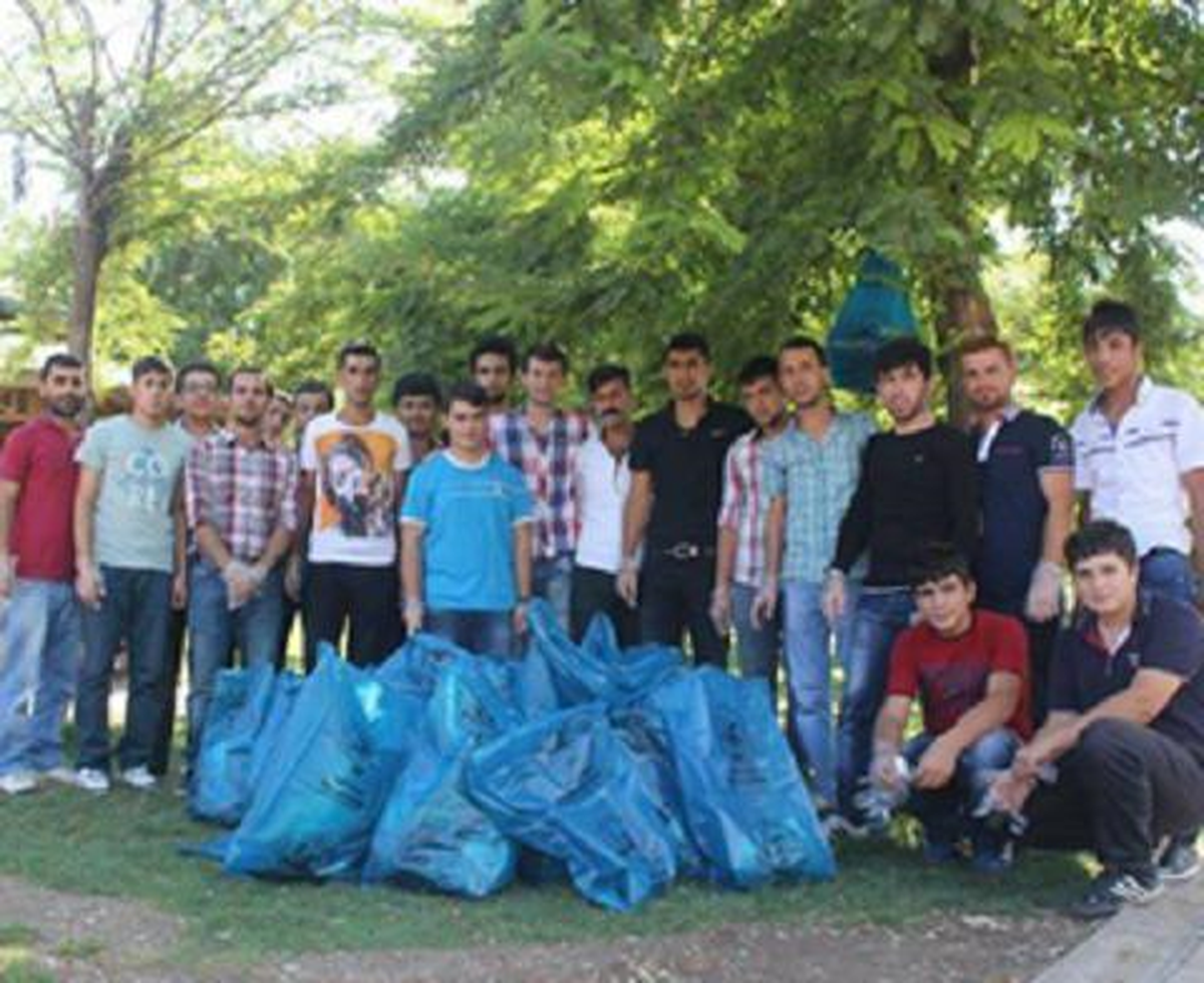 Facebook\'ta Örgütlendiler, Parkta Çöp Topladılar