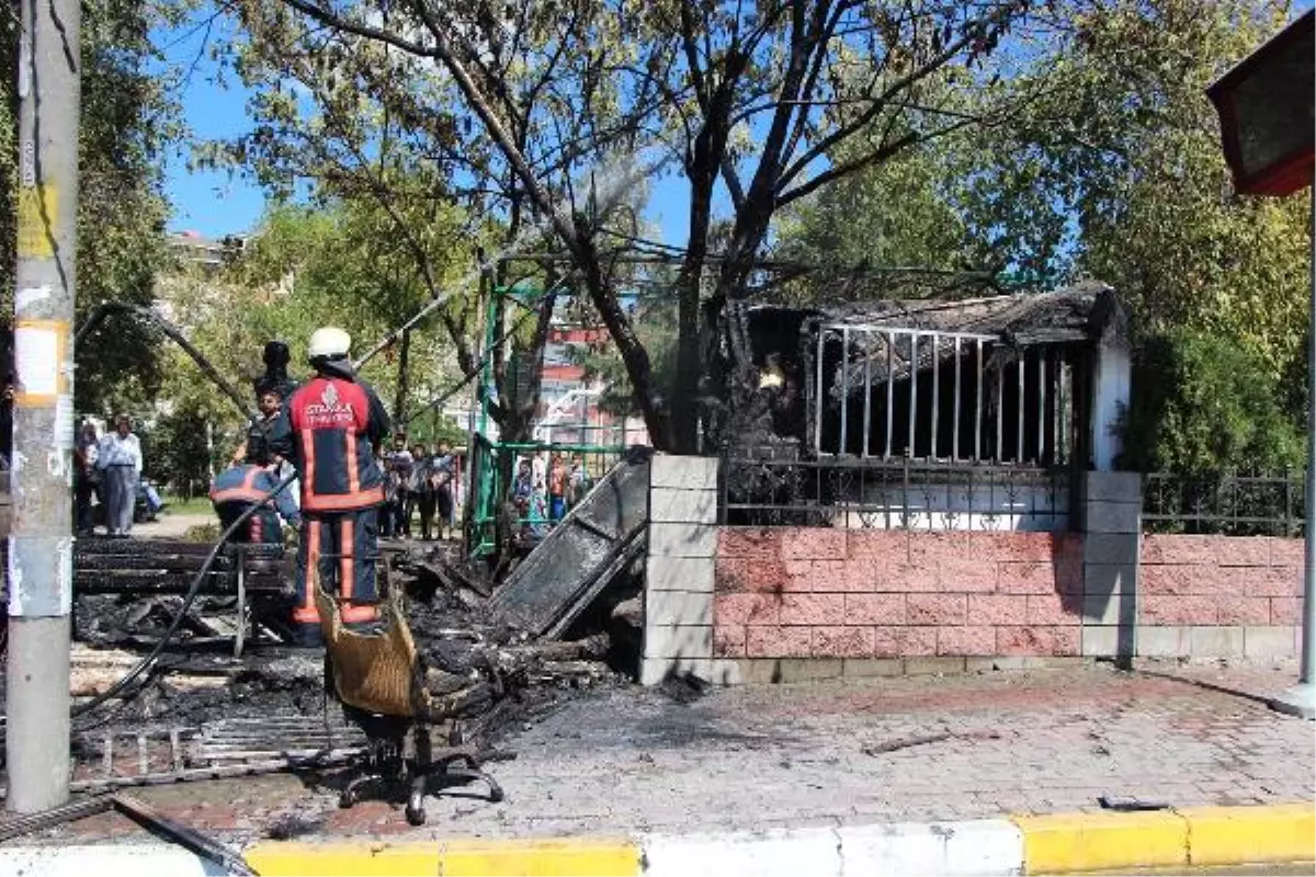 İETT Kulübesini Benzin Döküp Yaktılar