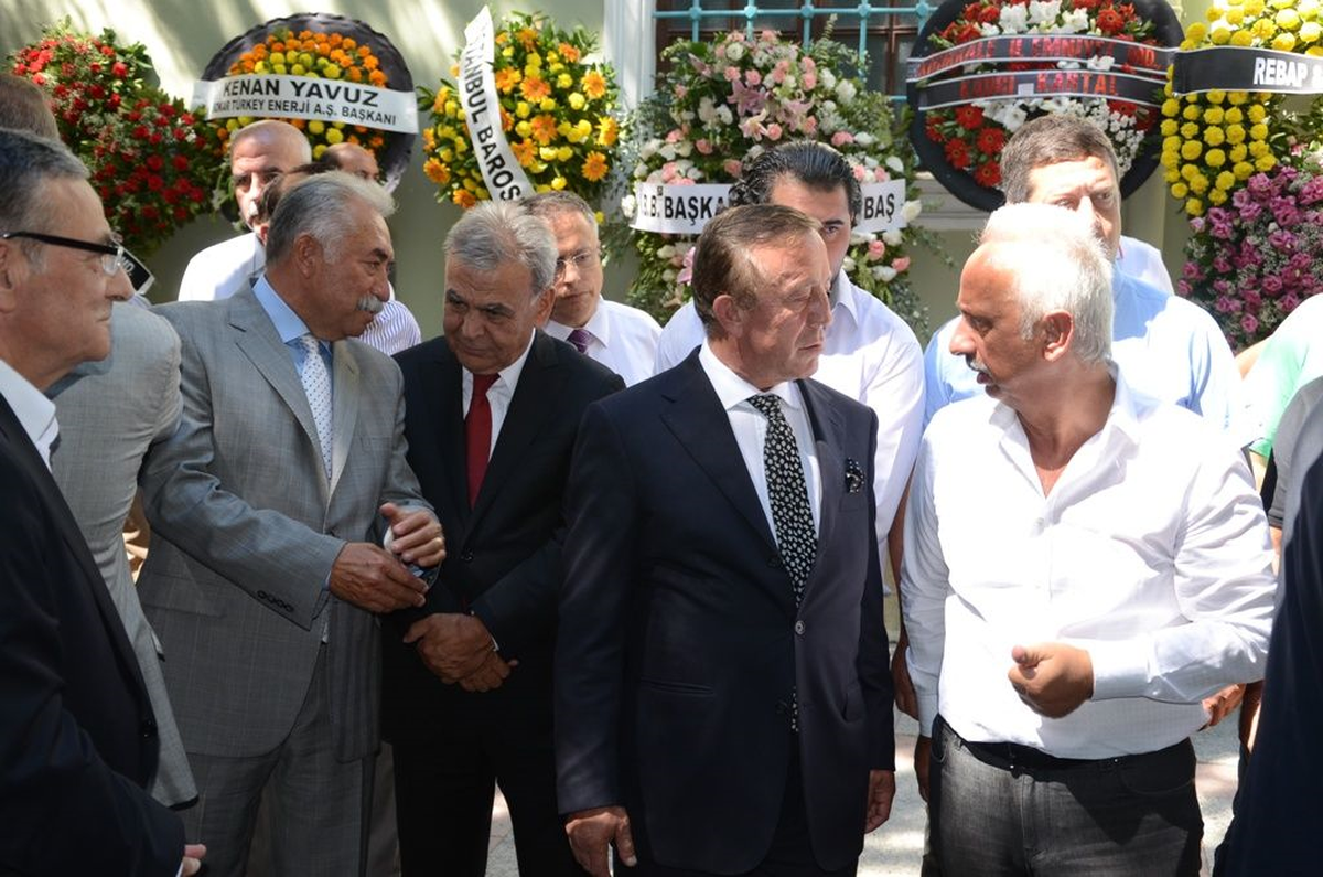 İstanbul Emniyet Müdürü Çapkın\'ın Annesi İzmir\'de Toprağa Verildi