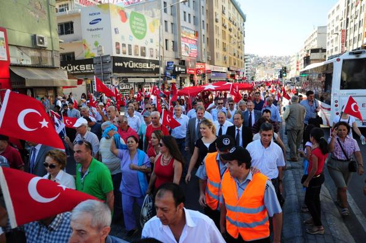 İzmir\'de Coşkulu Kurtuluş Günü Kutlaması
