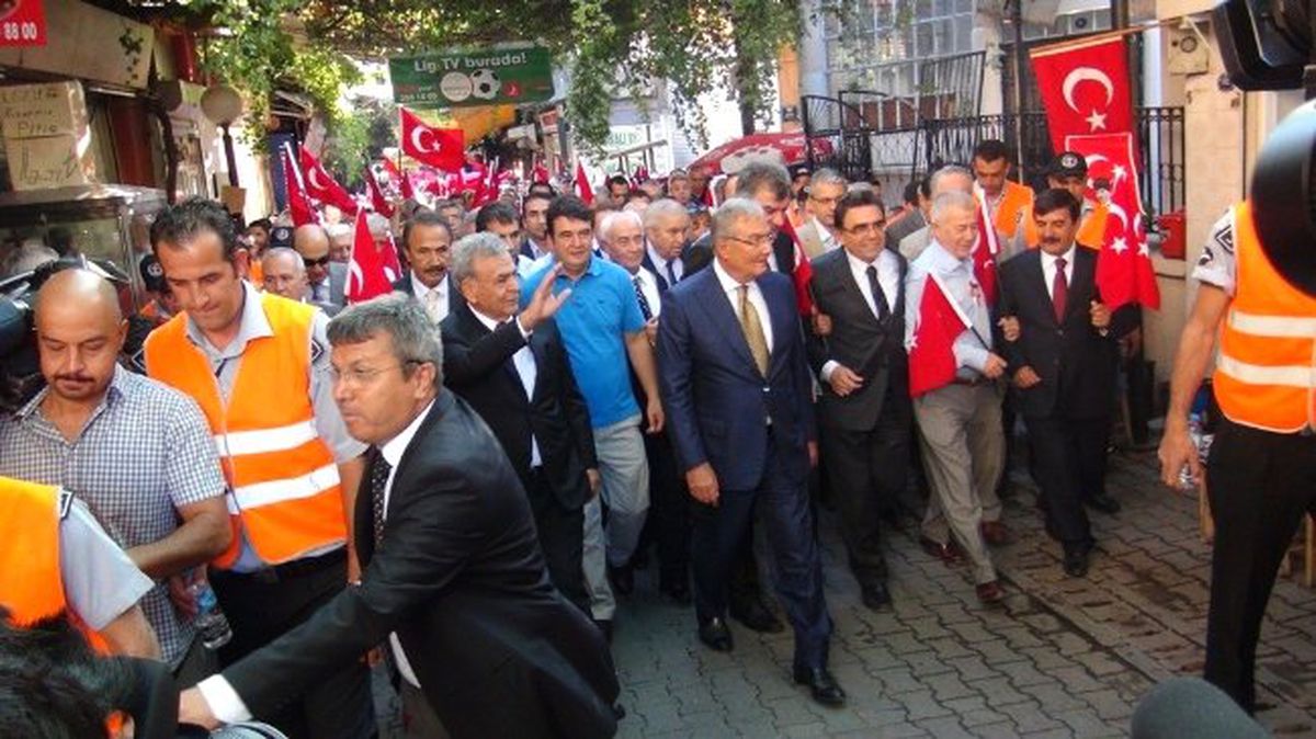 İzmir\'in Kurtuluş Günü Kutlamaları Coşkulu Başladı