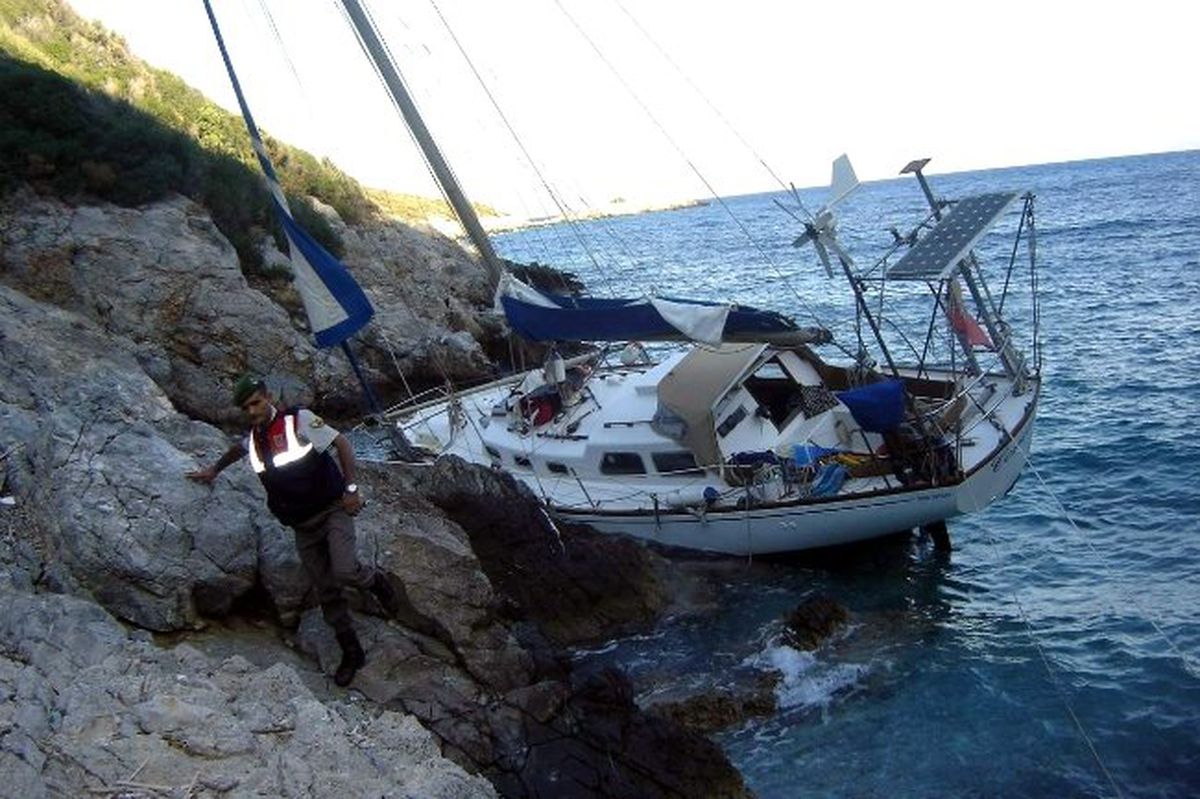 Kayalıklara Çarpan Teknede 3 Turist Mahsur Kaldı
