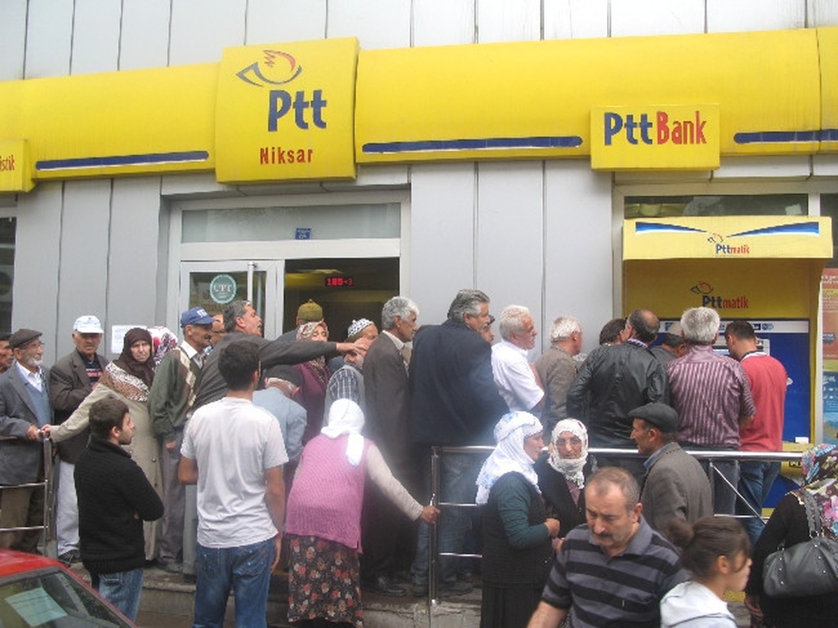 Maaşlarını Almak İsteyen Yaşlılar, Uzun Kuyruk Oluşturdu