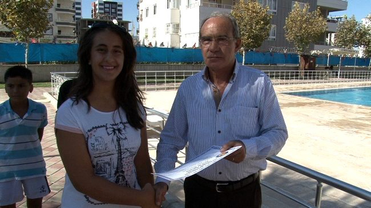 Mezitli\'de Yüzme Kursunu Tamamlayanlar Sertifikalarını Aldı